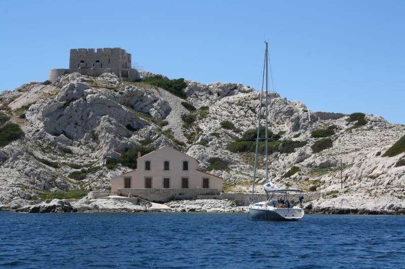 Les îles du Frioul l'été : plages, criques et baignade en bateau
