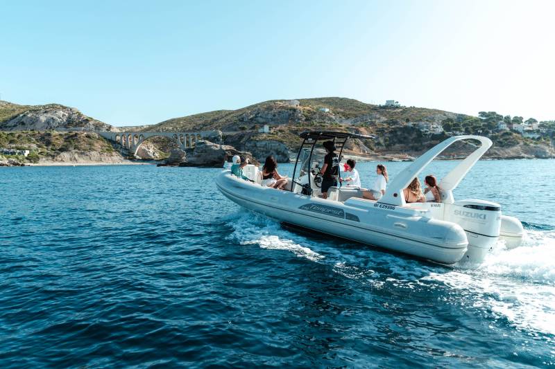 Croisière EVJF coucher de soleil à Marseille : rosé, musique et baignade entre filles