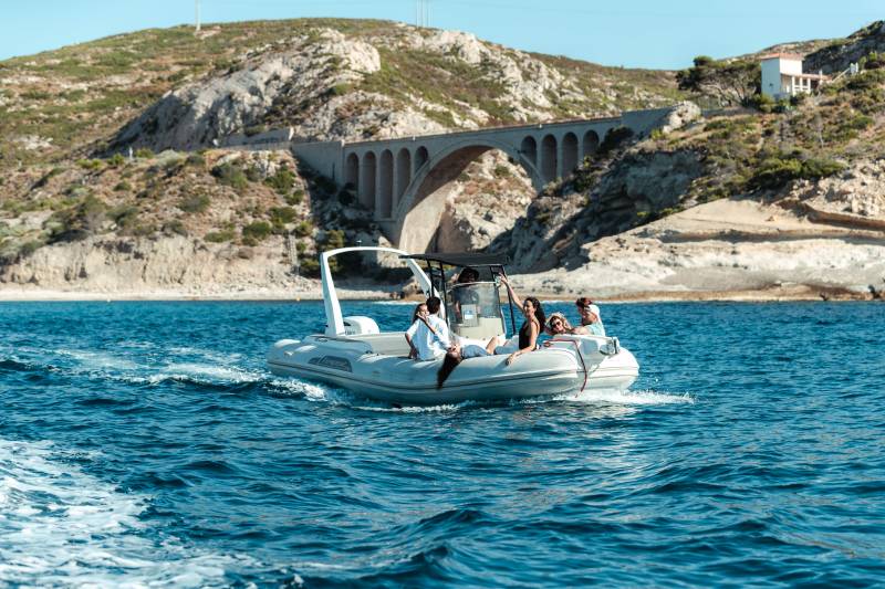Les gestes écoresponsables à adopter à bord d’un bateau dans les Calanques