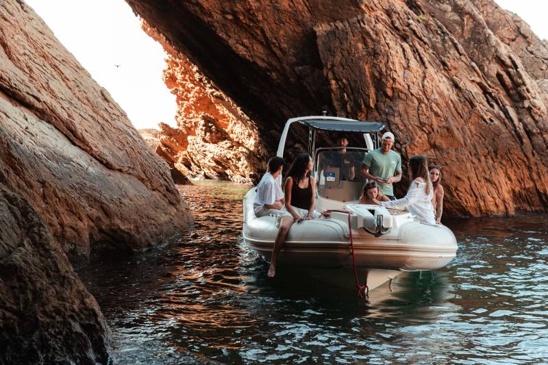 Croisière bateau calanque Marseille pour un circuit touristique avec skipper sur la Côte Bleue entre Carry-le-Rouet, Sausset-les-Pins et Le Rove au départ du Mucem à Marseille.