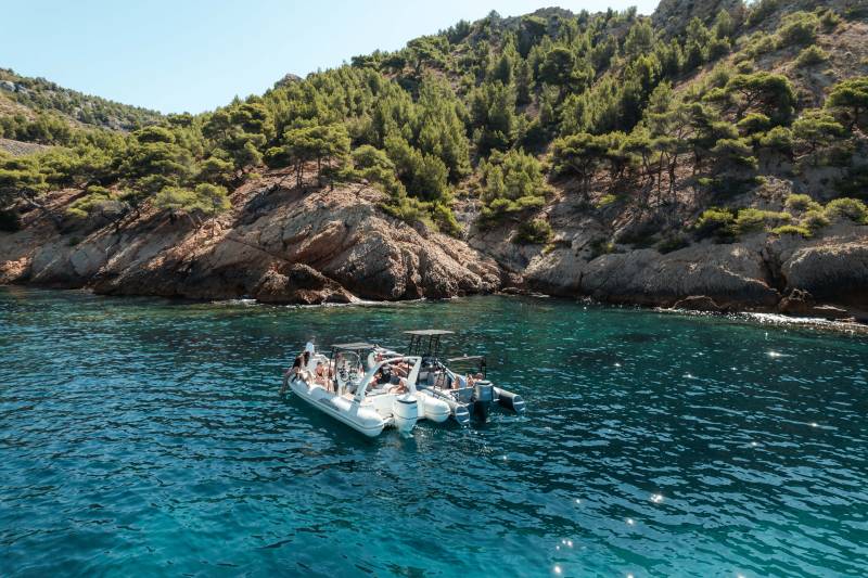 Activité intergénérationnelle à Marseille : grands-parents et petits-enfants en bateau