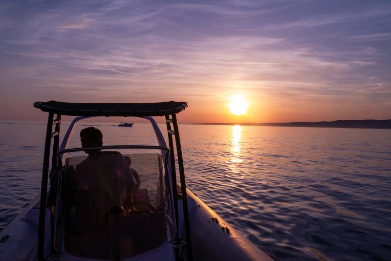 Apéro coucher de soleil en mer au large du Frioul à Marseille avec vue sur le Château d'If
