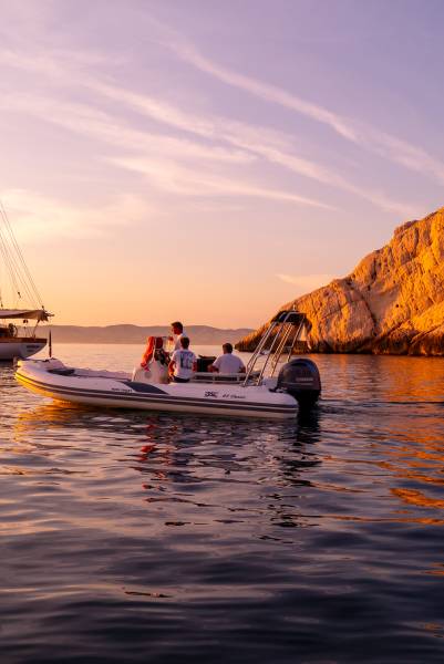 Apéro coucher de soleil entre amis en bateau à Marseille